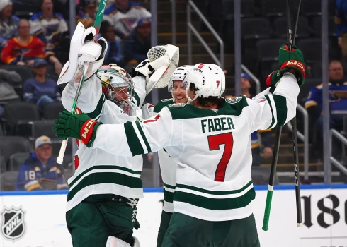 Filips Gustavsons (pa kreisi) svin gūtos vārtus.