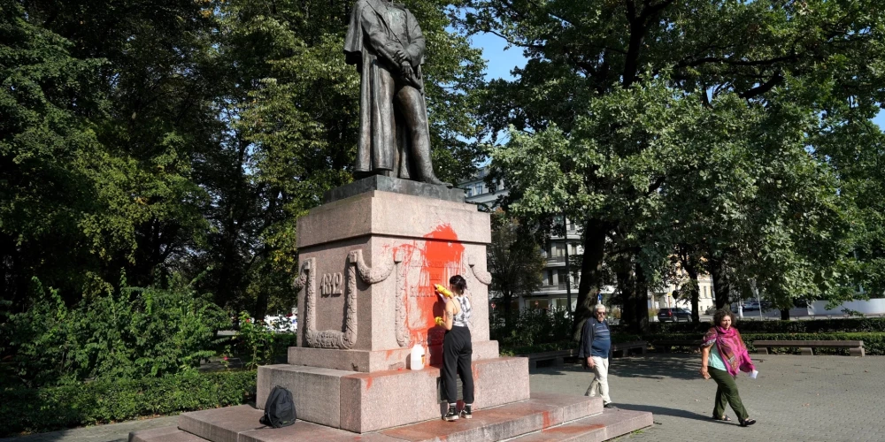 Ранее памятник Барклаю де Толли несколько раз был измазан краской.