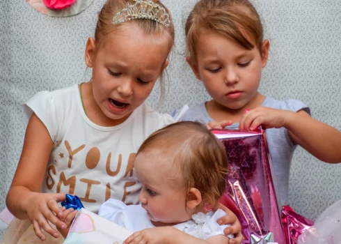 Dāvanas tradicionāli tiek uzskatītas par mīlestības izpausmi. Tās simbolizē rūpes un vēlmi iepriecināt, un bērni šo žestu uztver tieši tāpat – kā pierādījumu, ka par viņiem domā un rūpējas.