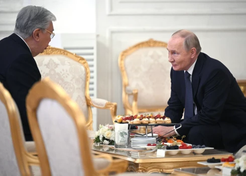 Kazahstānas prezidents Kasims Žomarts Tokajevs un Krievijas prezidents Vladimirs Putins piedalās Neatkarīgo Valstu Sadraudzības neformālajā sanāksmē Kremlī 2024. gada 8. oktobrī.