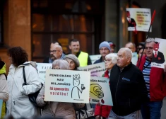 Ar gājienu protestē pret valdības ieceri samazināt iemaksas pensiju otrajā līmenī, 8. oktobrī.