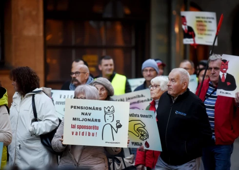 Ar gājienu protestē pret valdības ieceri samazināt iemaksas pensiju otrajā līmenī, 8. oktobrī.