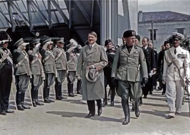 Ādolfs Hitlers un Benito Musolīni salutējošu militāristu priekšā Hitlera vizītes laikā Venēcijā, Itālijā, Jūnijs 1934.