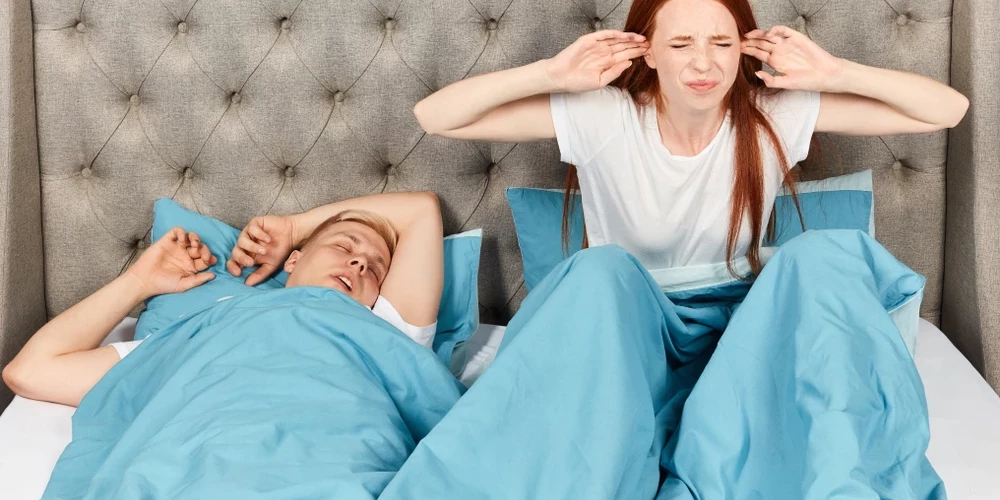 Krākšana ir ne tikai traucējoši trokšņošana, kas ietekmē blakusgulētāja miegu, bet bieži vien liecina par obstruktīvu miega apnoju. Tas ir nopietns stāvoklis, kas palielina sirds slimību un diabēta risku, kā arī vairo citu veselības problēmu draudus, tāpēc krācējam pirmām kārtam vajadzētu izmeklēties pie ārsta, lai to visu izslēgtu.