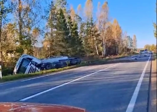 ВИДЕО: один человек погиб в ДТП на Лиепайском шоссе