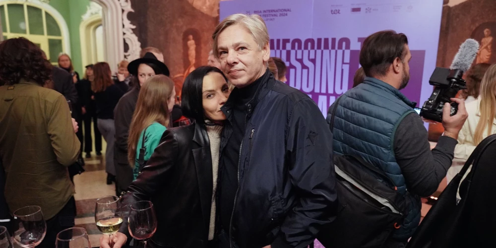 Uz filmas pirmizrādi bija ieradušies arī vairāki Latvijā zināmi cilvēki, tostarp teātra režisors Dž.Dž Džilindžers ar sievu Ingu Grencbergu.