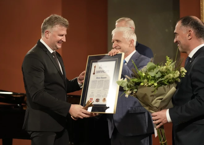 Kinorežisors Dāvis Sīmanis ceturtdien, 17.oktobrī, svinīgā ceremonijā Lietuvas galvaspilsētā Viļņā saņēma Baltijas Asamblejas balvu mākslā. 