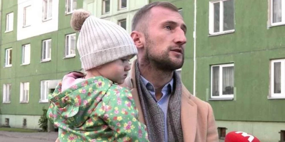 Отец четырех дочерей Ренарс рассказывает, что утром одна из его дочерей пыталась согреться в ванной комнате с помощью фена, в то время как родители искали тепло возле газовой плиты.