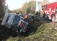 Avārijā uz Liepājas šosejas mirst vieglā auto šoferis: bojāgājušā tuvinieki nespēja valdīt emocijas, ieraugot šausminošo ainu