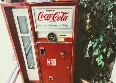 "Smalks vēstījums," "Coca-Cola" logotipā atklāj apslēptu nozīmi