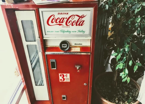 "Coca-Cola", kas ir viens no pasaulē pazīstamākajiem zīmoliem, viegli atpazīstams pēc klasiskā sarkanā iepakojuma un uzraksta.