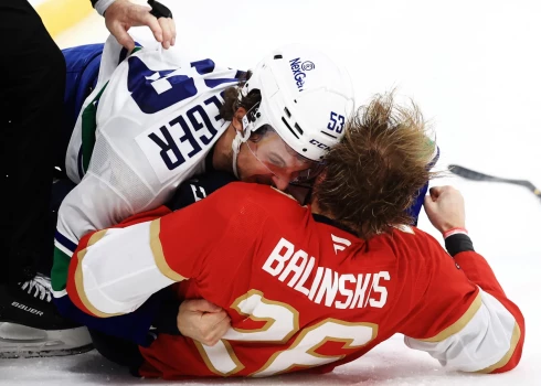 Teodors Bļugers un Uvis Balinskis kautiņa laikā.