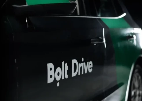 По словам руководителя Bolt Drive в Латвии Эдвина Кажокса, "за все, что происходит с автомобилем во время аренды, отвечает арендатор".