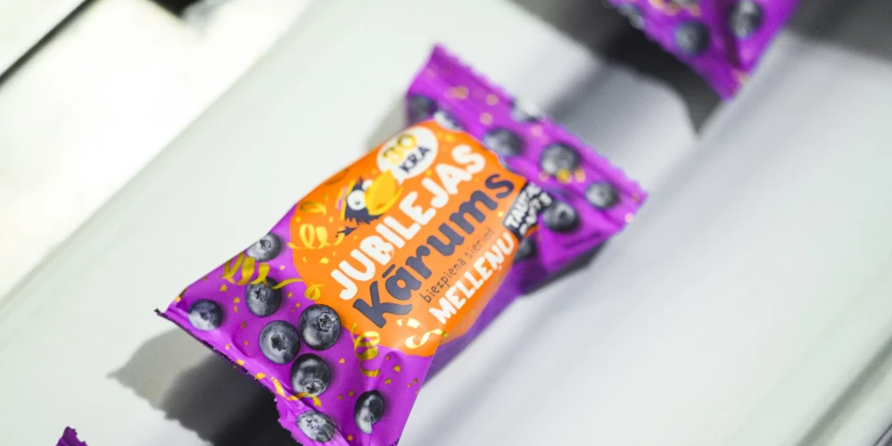 Источником вдохновения для рецепта нового Kārums стал ранее хорошо известный и популярный черничный сырок, который несколько лет не производился, но остался в памяти любителей творожных лакомств. 