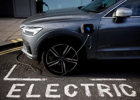 Volvo uzsver, ka lēnā uzlādes infrastruktūras paplašināšanās, stimulu atcelšana dažos tirgos un neskaidrības, ko izraisījuši elektrisko automobiļu tarifi, ir ietekmējušas nozari. 