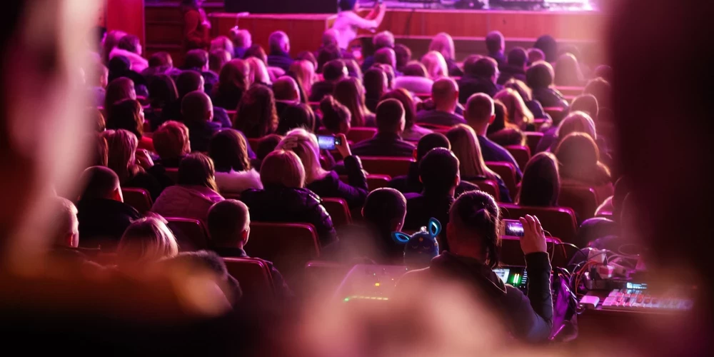 Teātra zālēs ir tendence uzkrāties putekļiem, un smaržas, ko lieto apmeklētāji, var kairināt elpceļus. Tās var būt dažādu veidu – gan dāmu, gan kungu aromāti, kas ietekmē cilvēkus ar jutīgiem elpošanas ceļiem.