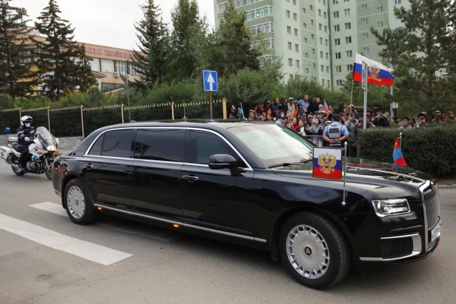 Ar bruņām aizsargātais Putina limuzīns esot pasaulē garākais valsts pirmo personu auto. Krievijas diktators to izmanto arī ārvalstu vizītēs, attēlā – Mongolijas galvaspilsētā Ulanbatorā.