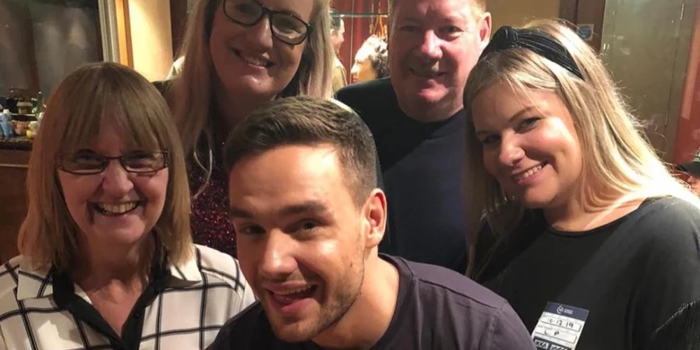 Liams Peins ar vecākiem un abām māsām pirms dažiem gadiem.