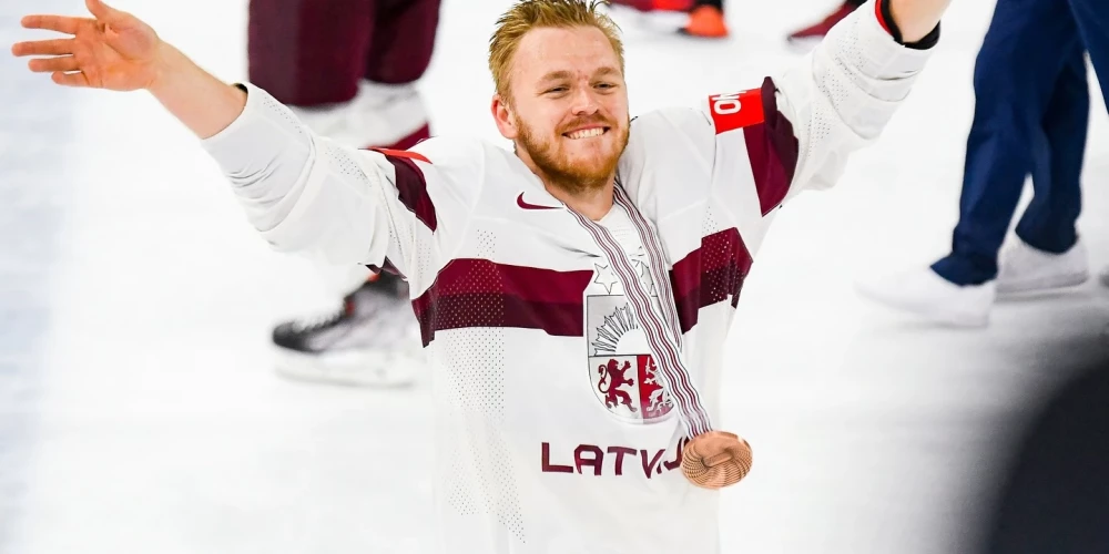 Kārlis Čukste ar pasaules čempionāta bronzas medaļu (foto: Kārlis Čukste / "Instagram")