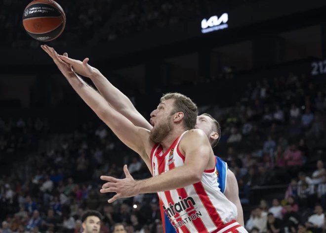 Rolands Šmits ar astoņiem punktiem ULEB Eirolīgā palīdz turku "Anadolu Efes" pieveikt grieķu "Olympiacos"