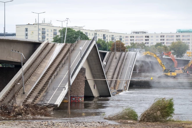 Ap 100 metru no tilta Drēzdenē nobruka naktī uz 11. septembri kopā ar tramvaja sliedēm. Par laimi, neviens cilvēks necieta.