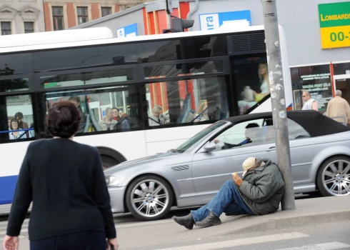 Advokāts aicināja valdību pastiprināt darbu pie sociālajām un izglītības programmām, lai pārrautu šo apburto loku. 