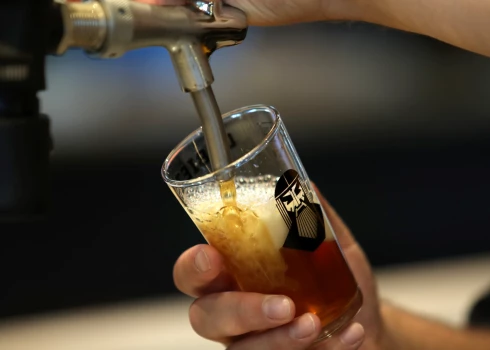 Ранее супермаркеты часто рассказывали об этом в рекламе по телевидению и радио, но теперь, из-за принятого решения, пивоварням будет сложнее привлекать внимание покупателей к акциям в межсезонье и зимой.