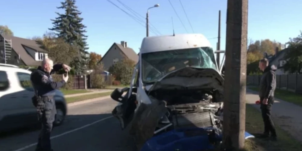 Pēc avārijas mikroautobuss "Mercedes Benz Sprinter" nav lietojams.