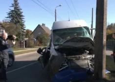 "Labāk būtu viņā ietriecies," Rīgā pēc konflikta uz ceļa mikroautobuss iekļūst avārijā