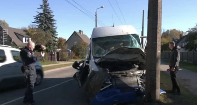 Pēc avārijas mikroautobuss "Mercedes Benz Sprinter" nav lietojams.