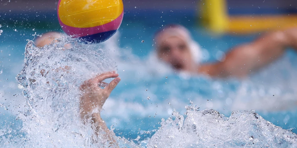 Baseinā bērni trenējušies kopā ar pieaugušajiem.