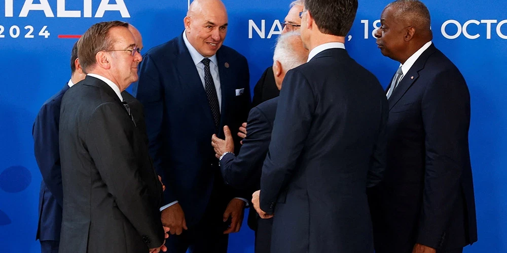 Industriāli attīstīto valstu grupas G7 aizsardzības ministri tikšanās laikā Neapolē.