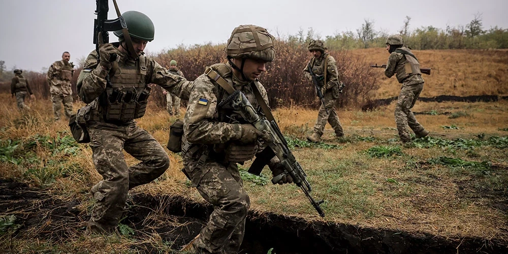 Ukrainas bruņoto spēku 24. mehanizētās brigādes jauniesauktie karavīri pilnveido savas taktiskās iemaņas šķēršļu joslā Doneckas apgabalā, Ukrainā. 2024. gada 15. oktobris.