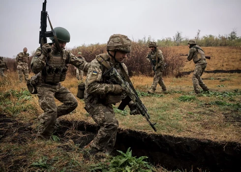 Ukrainas bruņoto spēku 24. mehanizētās brigādes jauniesauktie karavīri pilnveido savas taktiskās iemaņas šķēršļu joslā Doneckas apgabalā, Ukrainā. 2024. gada 15. oktobris.