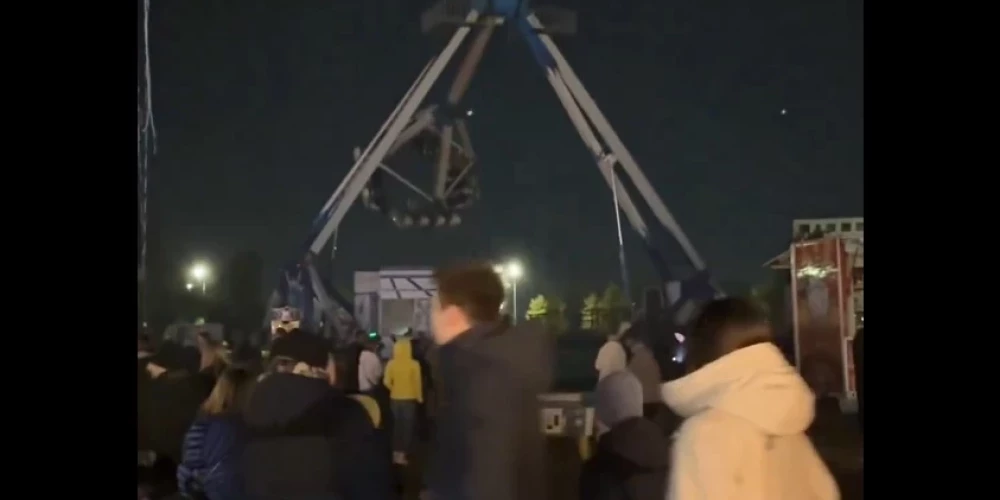После отключения электричества карусель продолжала двигаться по инерции в темноте.