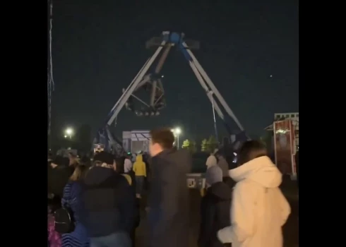 После отключения электричества карусель продолжала двигаться по инерции в темноте.