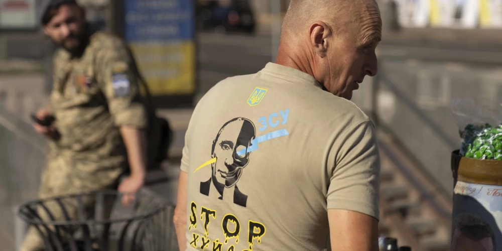 Krekls ar vēstījumu okupantu diktatoram Vladimiram Putinam.