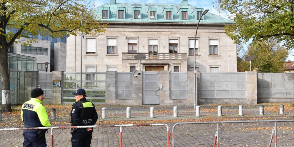 Policijas darbinieki patrulē pie Vācijas vēstniecības Berlīnē.