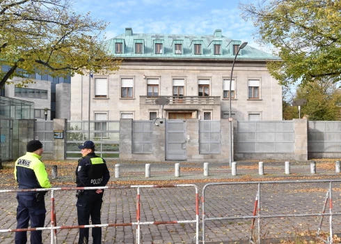 Policijas darbinieki patrulē pie Vācijas vēstniecības Berlīnē.