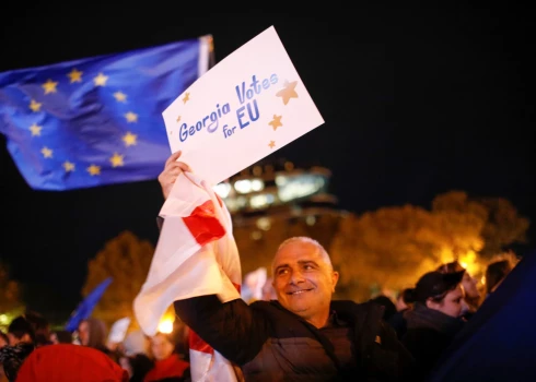 Gruzijā desmitiem tūkstoši cilvēku mītiņā pauž atbalstu valsts ceļam uz ES.