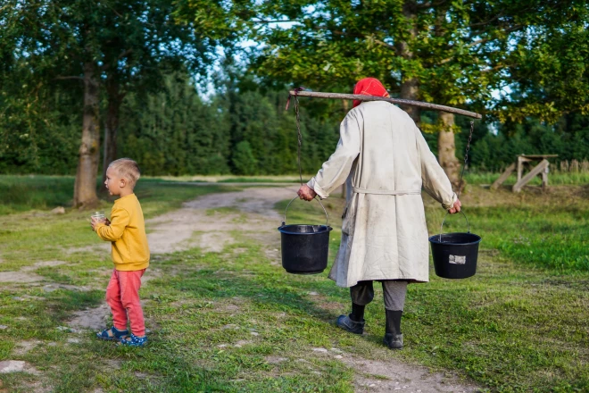 Lūznavas muižā skatāma izstāde “Baba, kurū škārsteikla bārni vaira napīdzeivus” (“Vecmamma, kuru digitālie bērni vairāk nepiedzīvos”), kurā attēlota 75 gadus vecās Valentīnas Priževoites dzīve Latgales laukos.