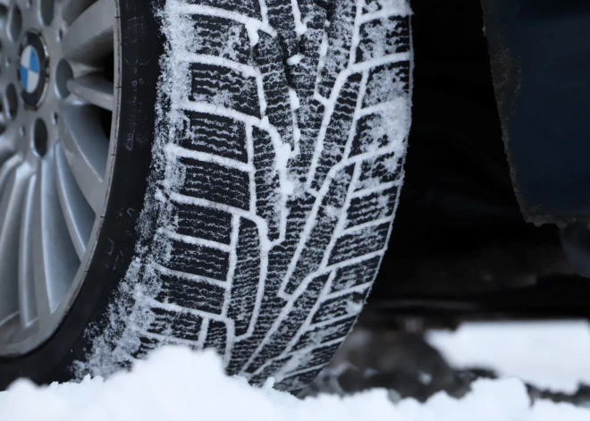 Pazeminoties gaisa temperatūrai, aicina laikus aprīkot auto ar ziemas riepām