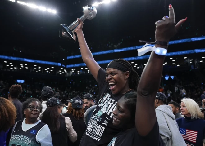 VIDEO: Ņujorkas "Liberty" strīdīgā veidā tiek pie papildlaika un kļūst par WNBA čempionēm