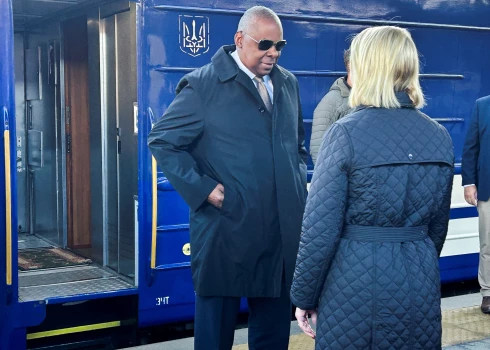 ASV aizsardzības ministrs Loids Ostins pirmdien ieradies iepriekš neizziņotā vizītē Ukrainā.