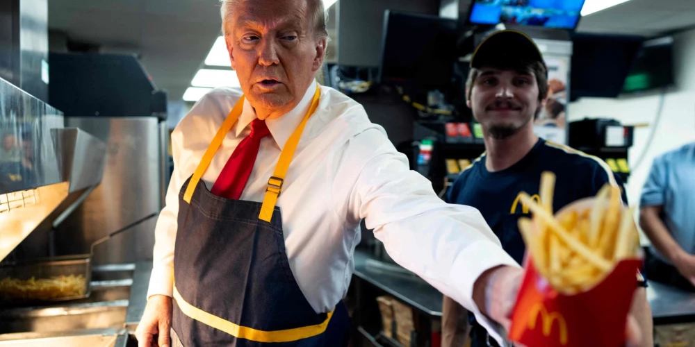 Donalds Tramps strādā Pensilvānijas štata Fīstervilas-Trevosas "McDonald's"