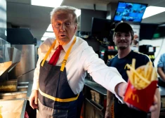 "Vienmēr esmu sapņojis šeit strādāt!": Donalds Tramps piestrādā "McDonald's", cenšoties iekarot izšķiroši svarīgās Pensilvānijas balsis