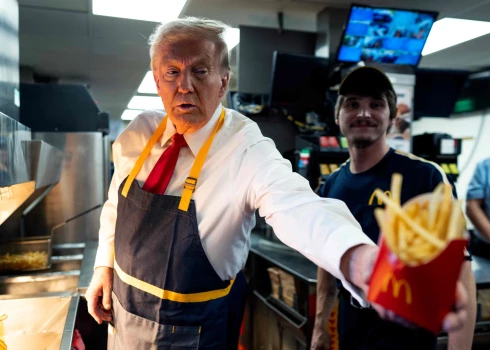 Donalds Tramps strādā Pensilvānijas štata Fīstervilas-Trevosas "McDonald's"