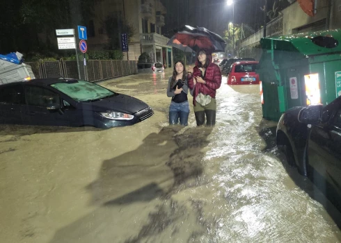 Itālijas ziemeļu pilsētās ārkārtas stāvoklis - spēcīga lietus dēļ evakuējušies tūkstošiem cilvēku. 