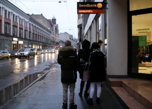 Swedbank jaunās maksājumu kartes tagad var aktivizēt arī bankomātā vai līdz ar pirmo pirkumu