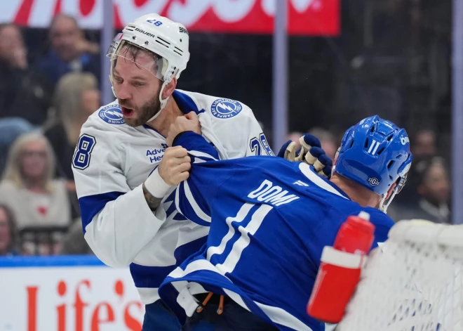 VIDEO: Girgensons izvicina dūres ar leģendāra kaušļa dēlu; "Lightning" zaudējums